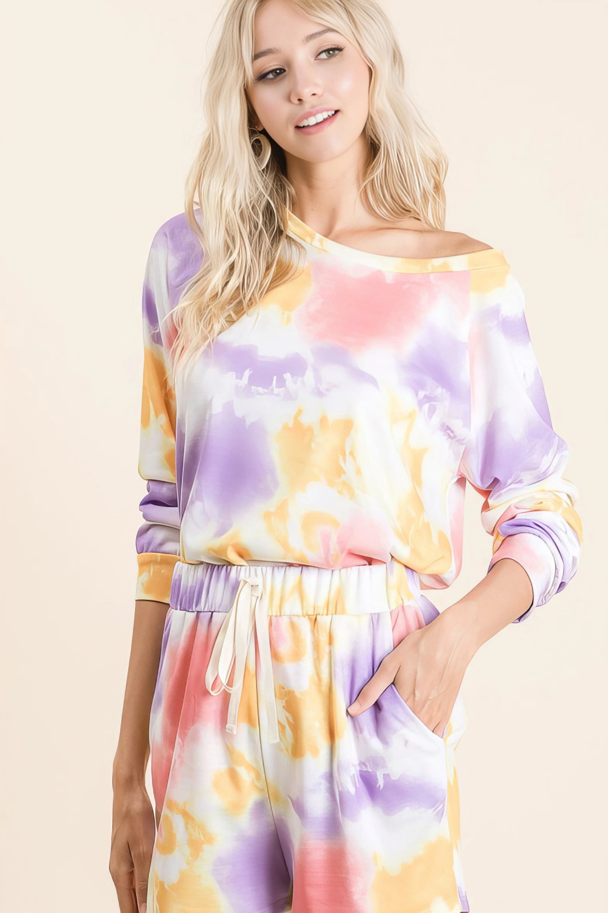 Colorful women’s tie-dye fashion – perfect for summer & festival looks