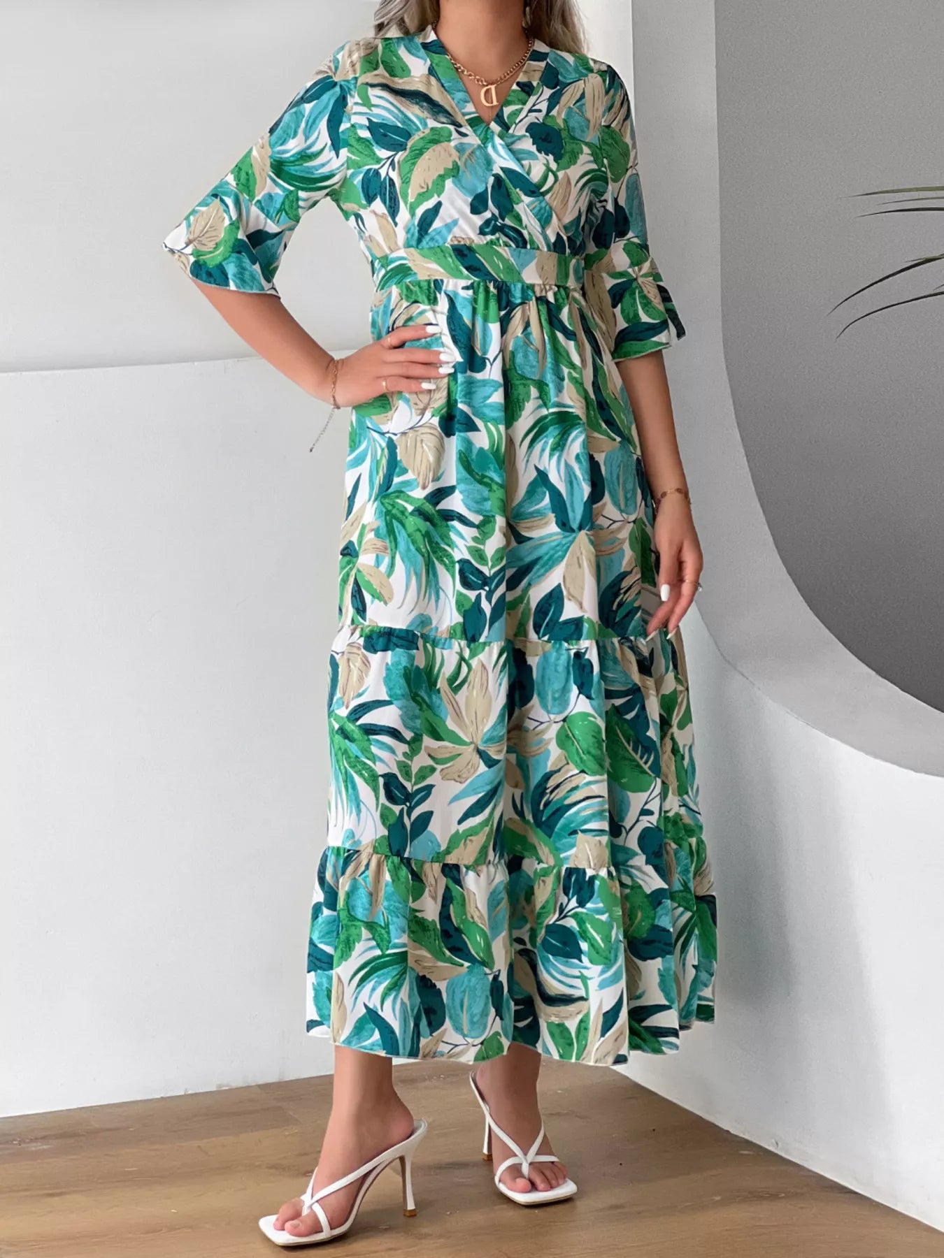 Green tropical leaf print tiered midi dress with V-neck and half sleeves