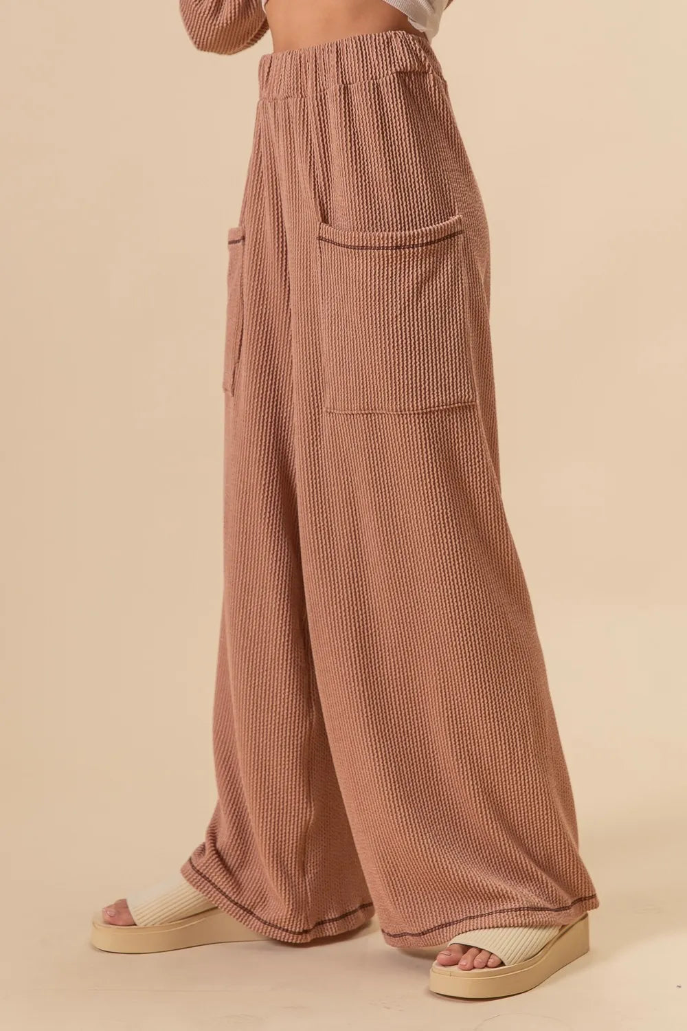 Two-tone cord ribbed waistband side pocket pants.