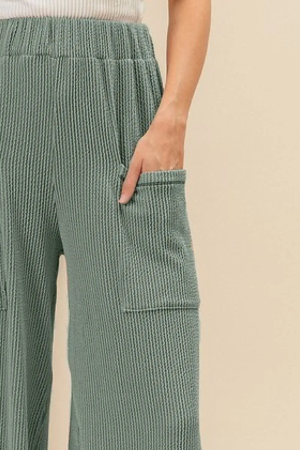 Two-tone cord ribbed waistband side pocket pants.