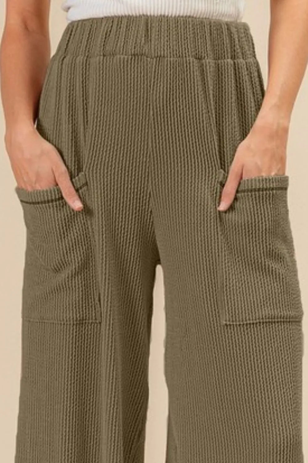 Two-tone cord ribbed waistband side pocket pants.