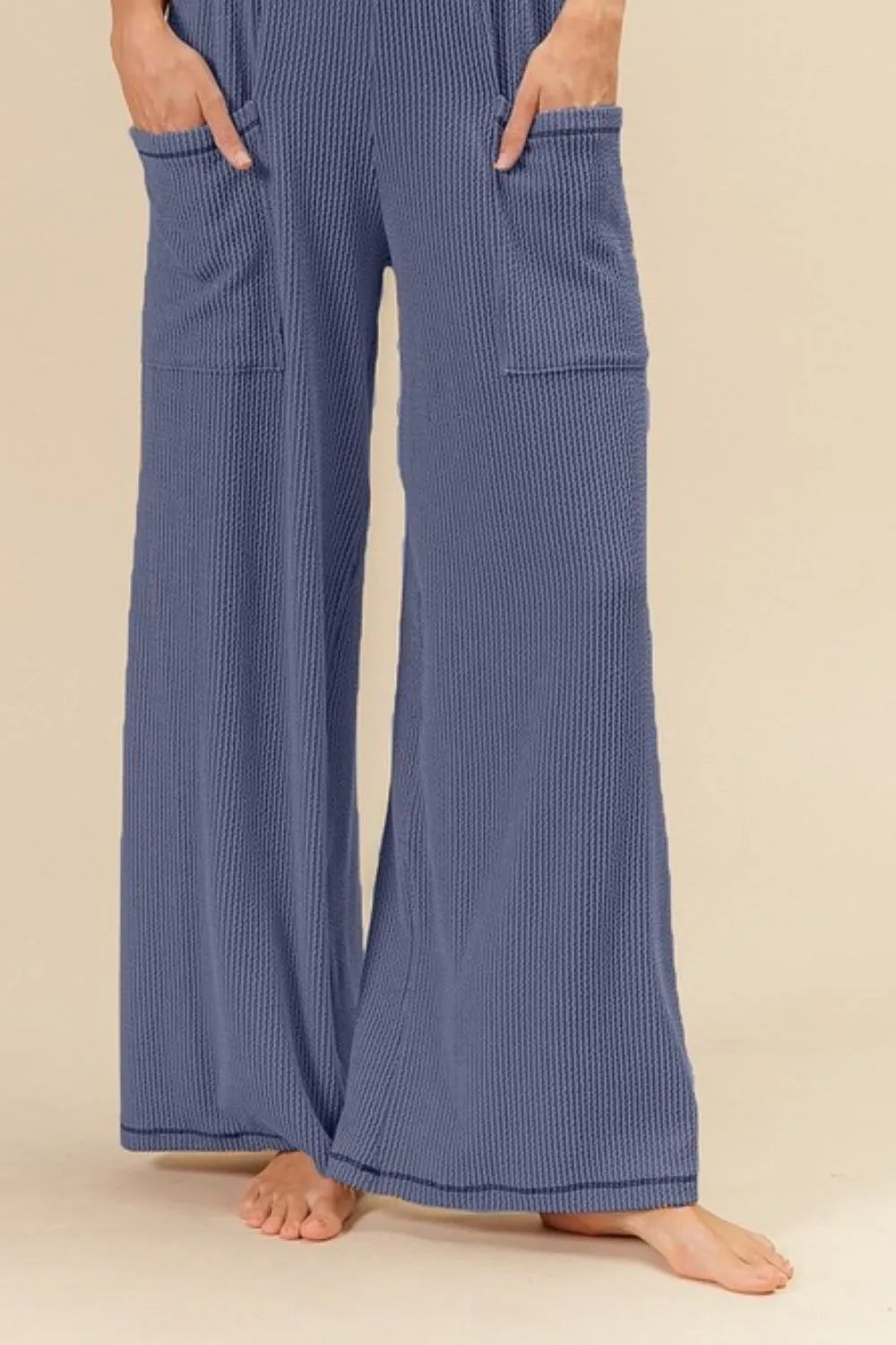 Two-tone cord ribbed waistband side pocket pants.