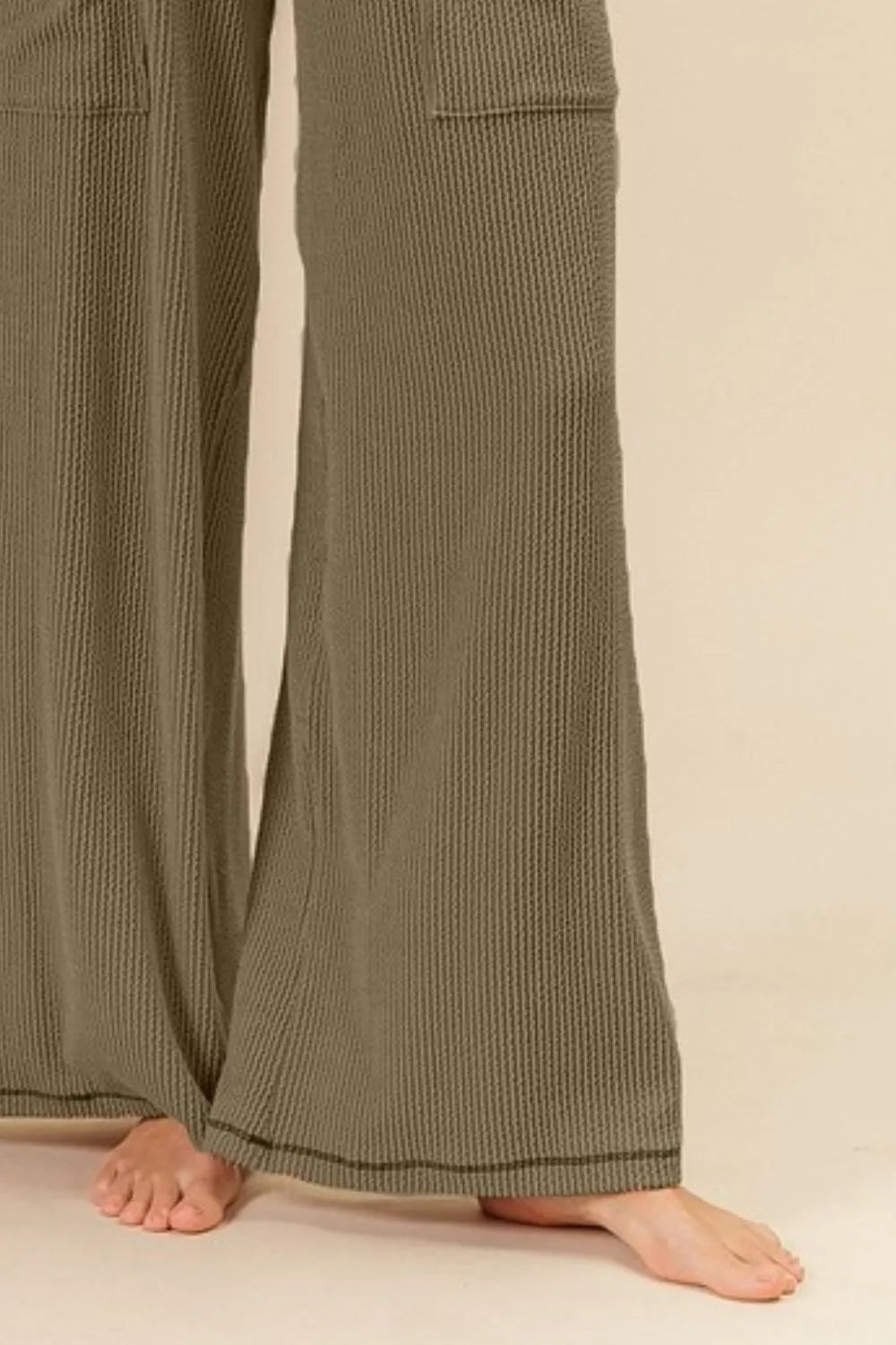 Two-tone cord ribbed waistband side pocket pants.