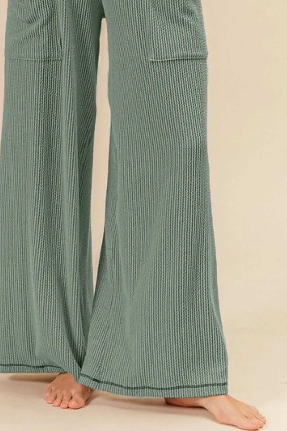 Two-tone cord ribbed waistband side pocket pants.
