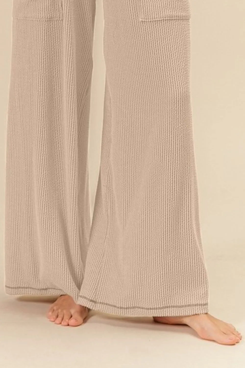 Two-tone cord ribbed waistband side pocket pants.