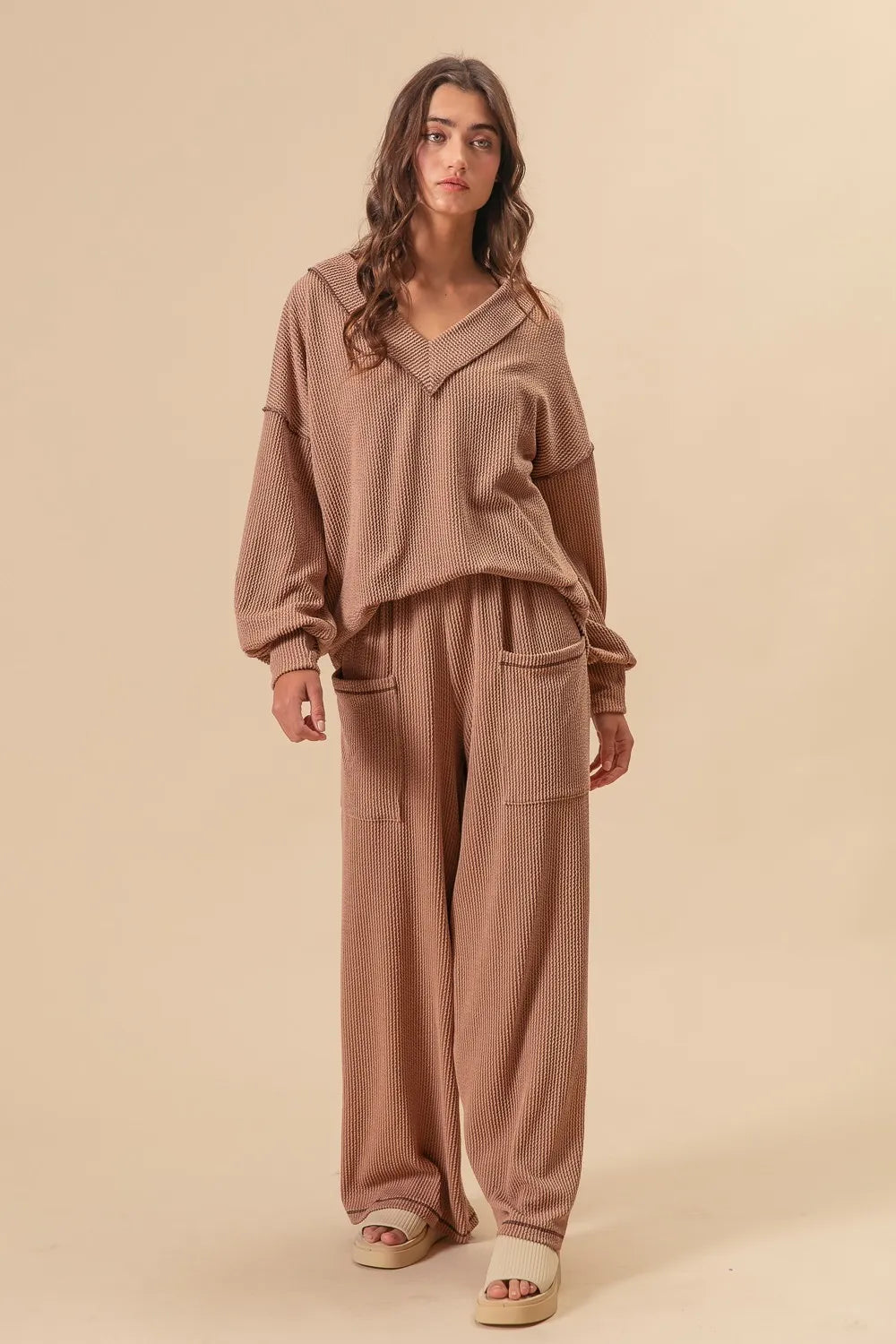 Two-tone cord ribbed waistband side pocket pants.