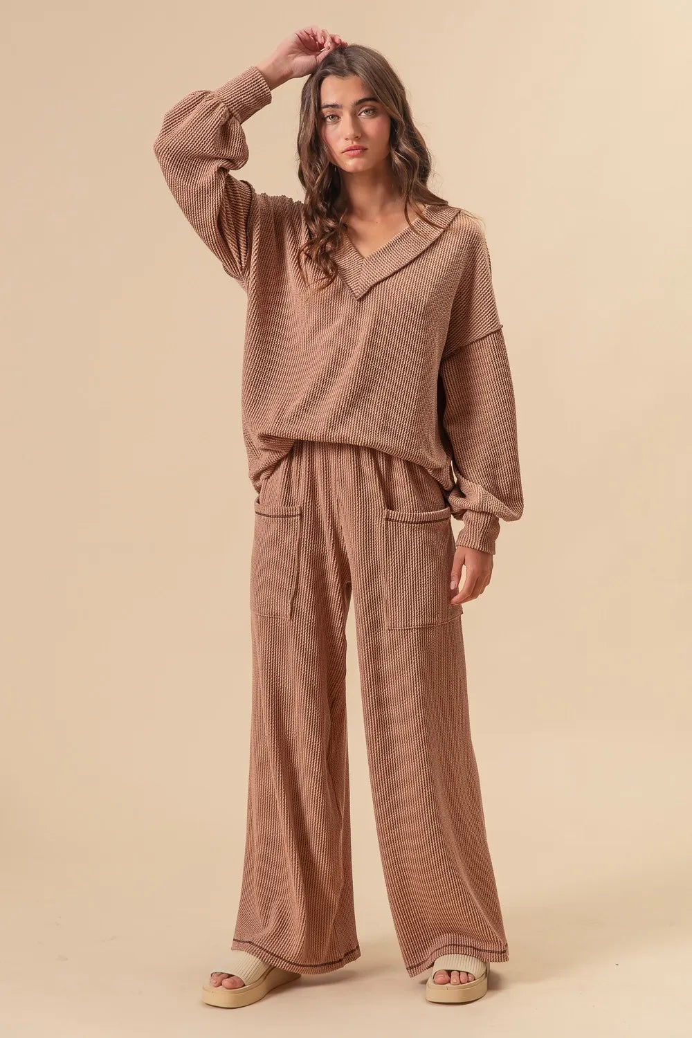 Two-tone cord ribbed waistband side pocket pants.