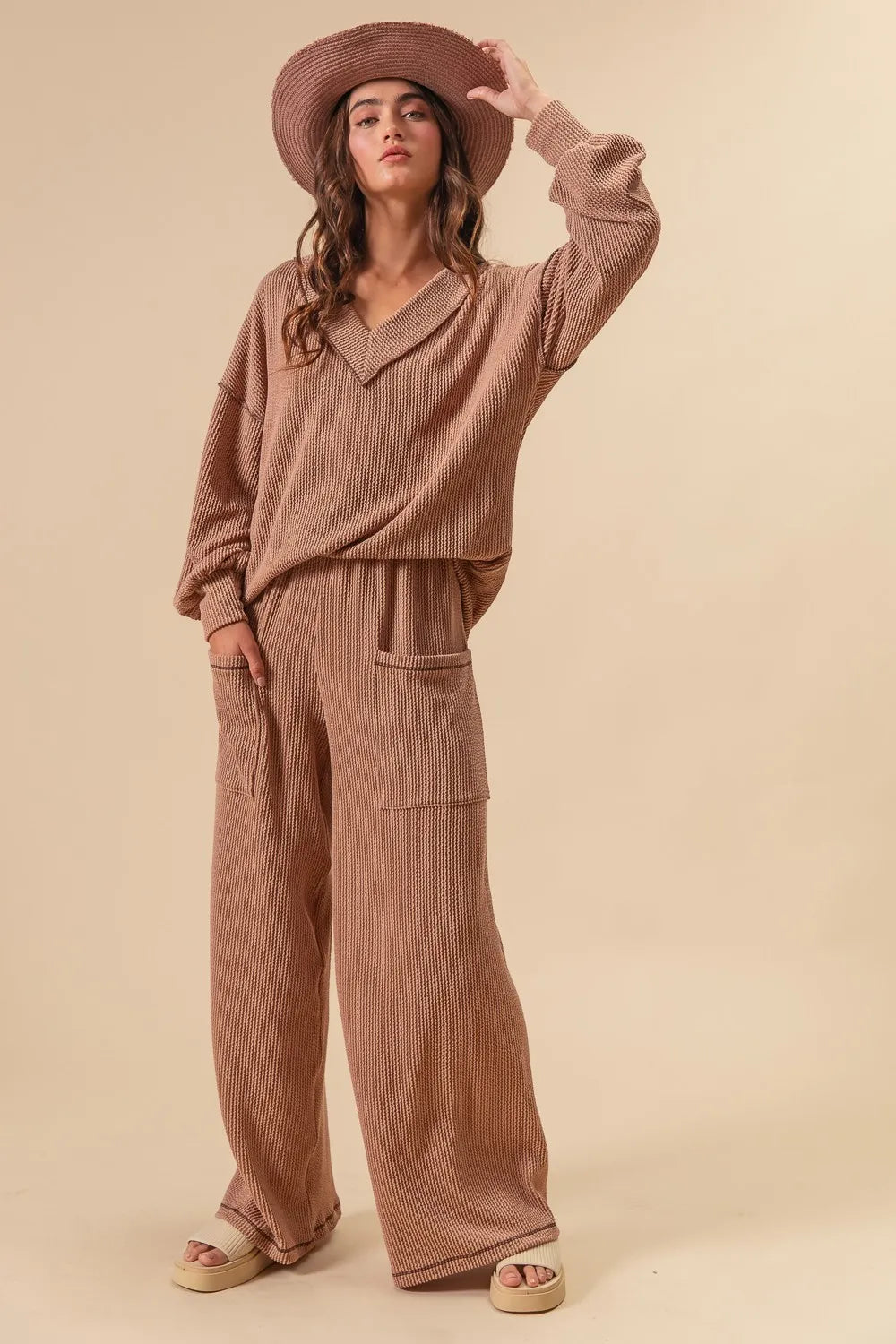 Two-tone cord ribbed waistband side pocket pants.