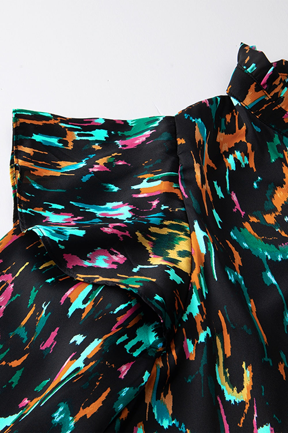 Abstract print 3/4 sleeve ruffle blouse.
