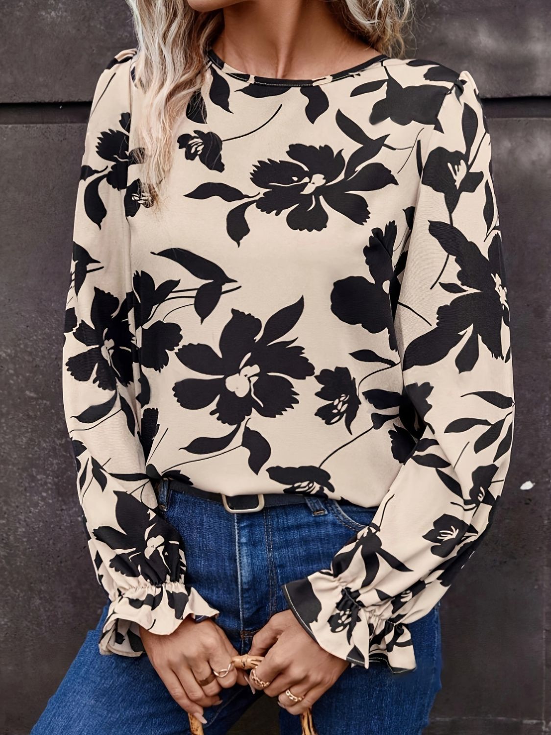 Bow back printed round neck flounce sleeve blouse.