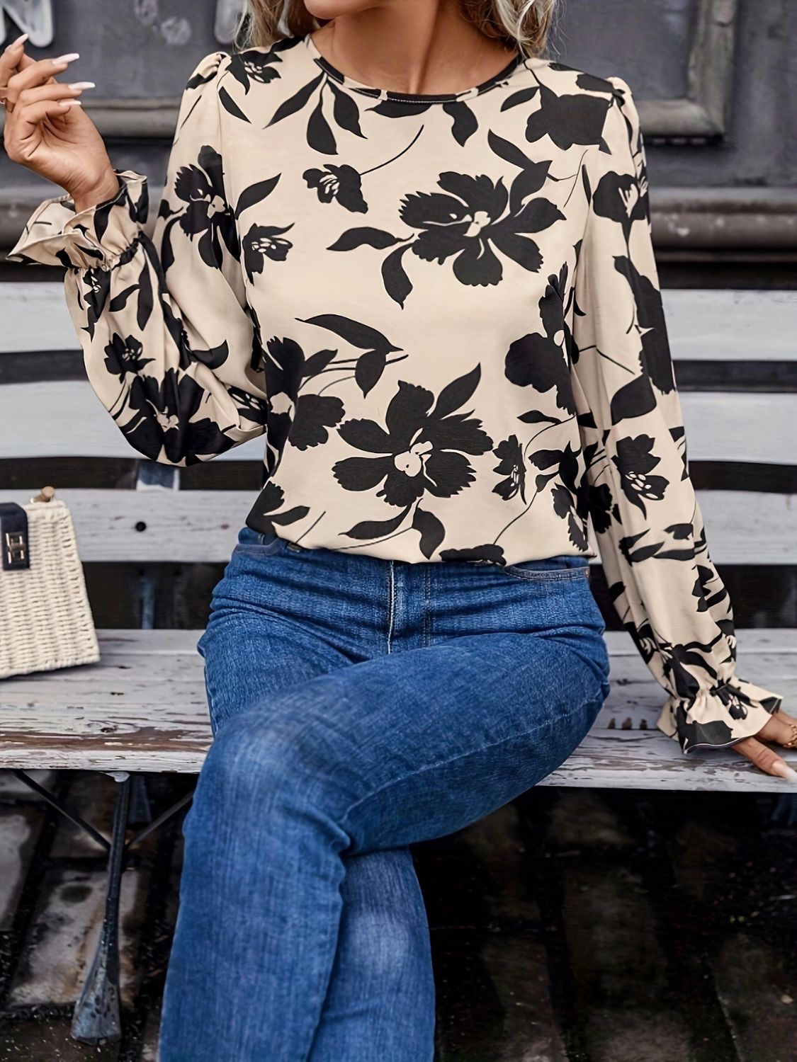 Bow back printed round neck flounce sleeve blouse.
