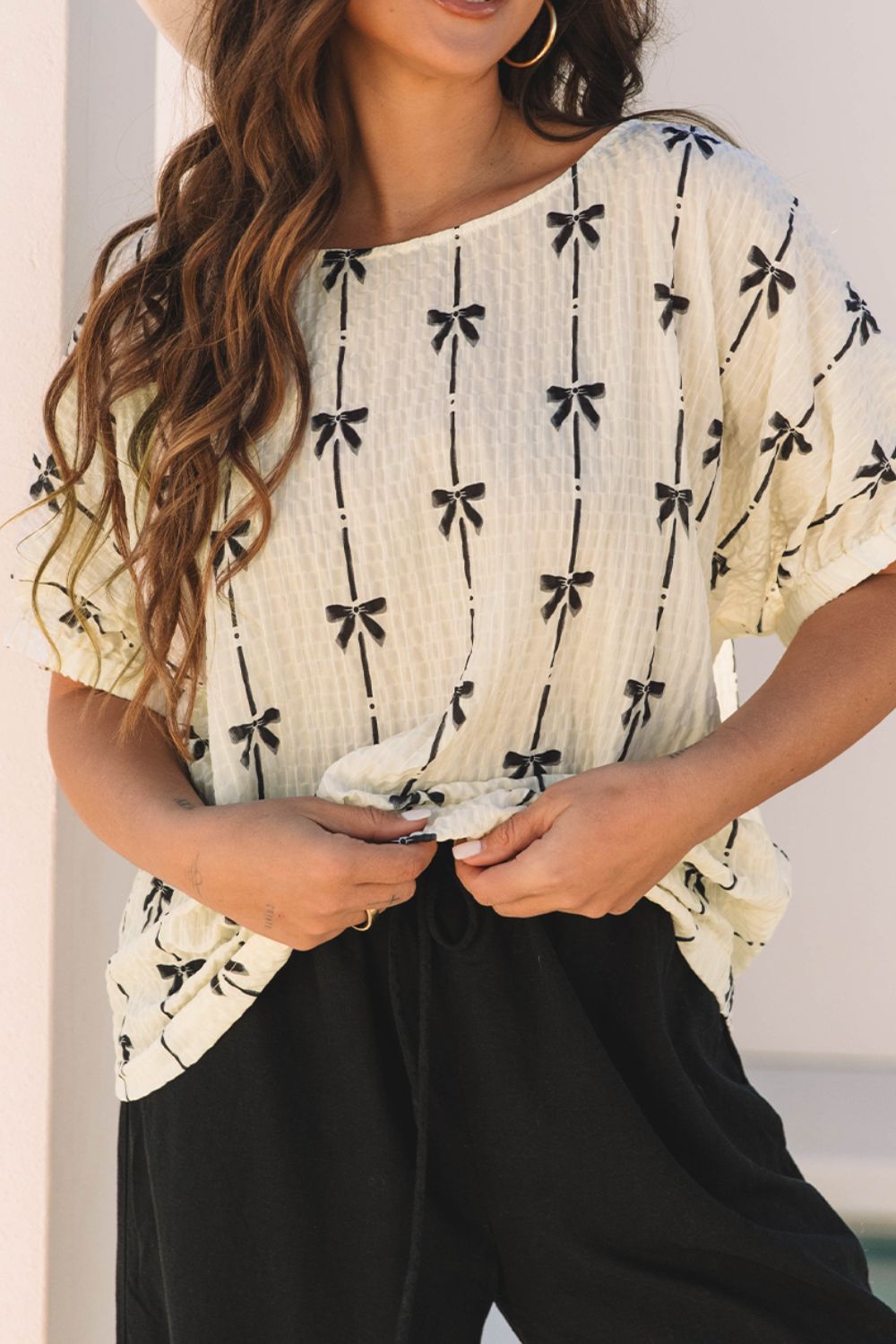 Bow print short sleeve top.