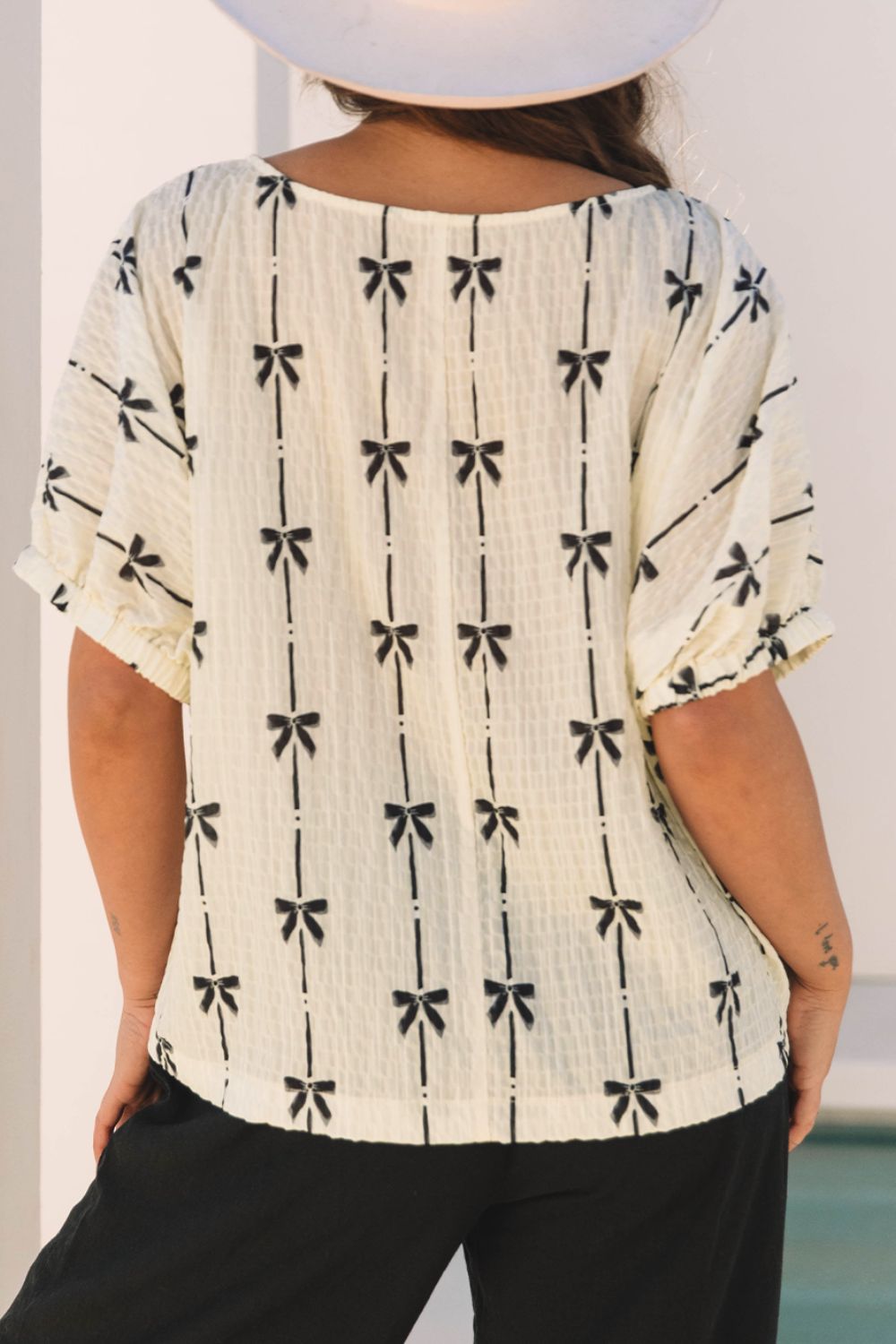 Bow print short sleeve top.