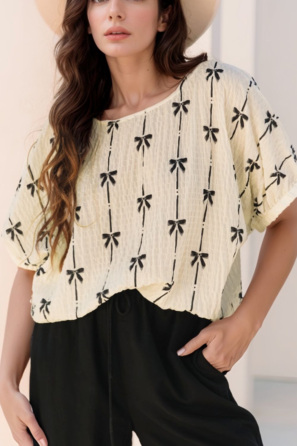 Bow print short sleeve top.