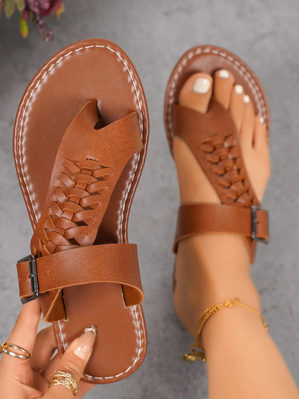 Stylish braided PU leather flat sandals.