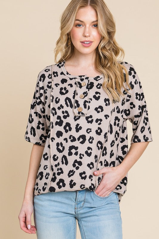 Bombom button detail exposed seam leopard half sleeve top.