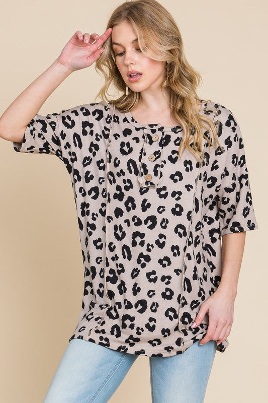 Bombom button detail exposed seam leopard half sleeve top.