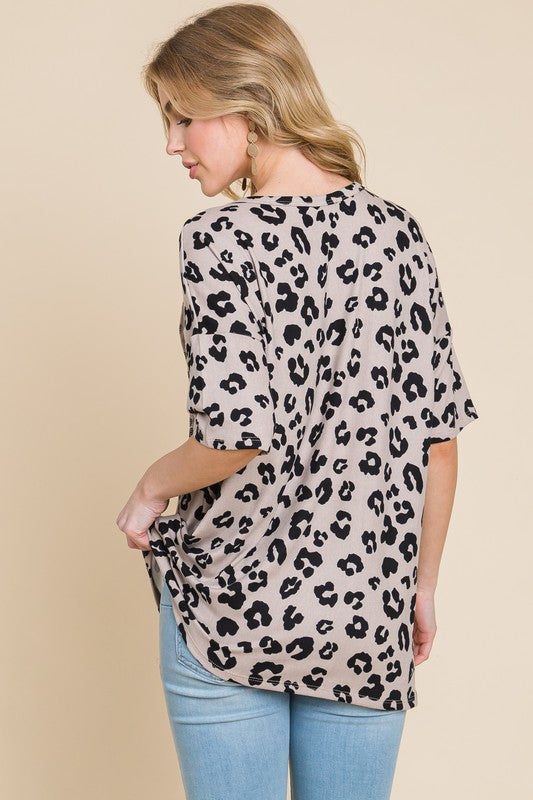 Bombom button detail exposed seam leopard half sleeve top.