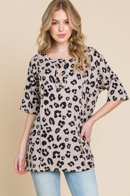 Bombom button detail exposed seam leopard half sleeve top.