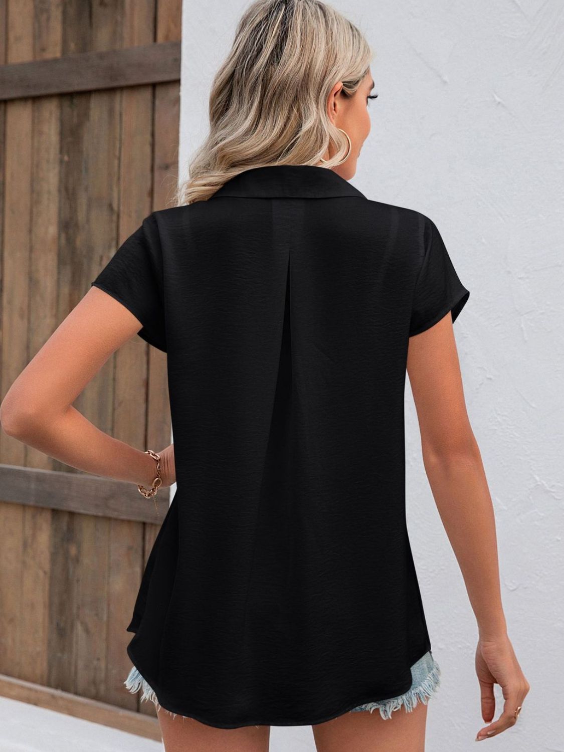 Button up collared neck short sleeve shirt.