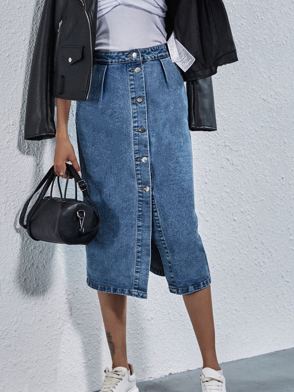 Buttoned Denim Skirt with Pockets.