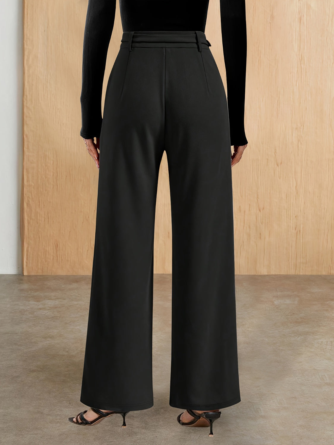 Chain detail high waist pants, opaque.