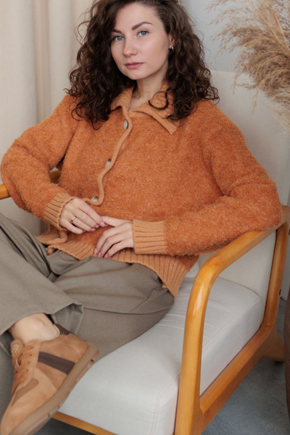 Collared neck button down long sleeve cardigan.