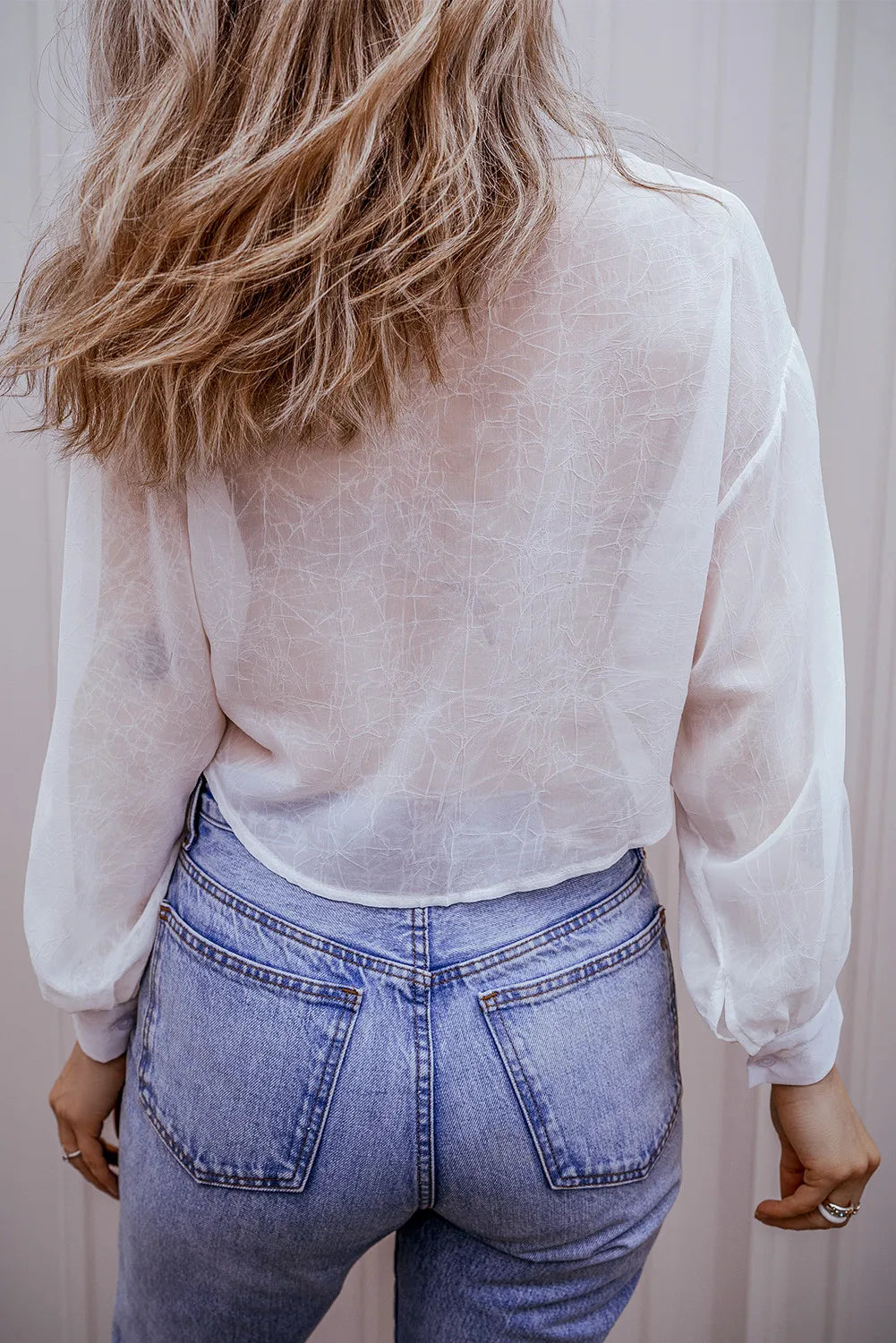 Collared neck long sleeve shirt.