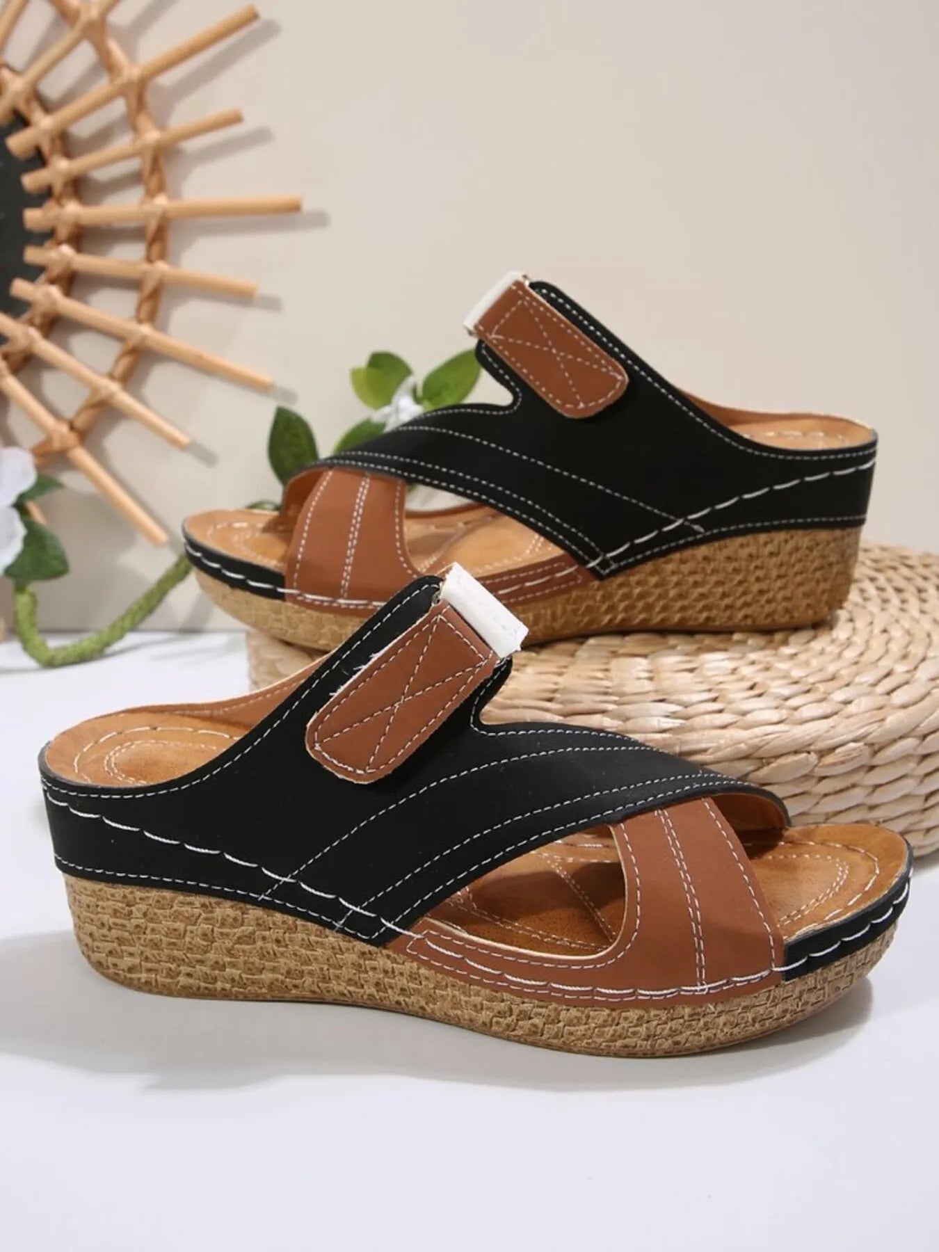 Comfortable cross-strap platform wedge sandals in PU leather.