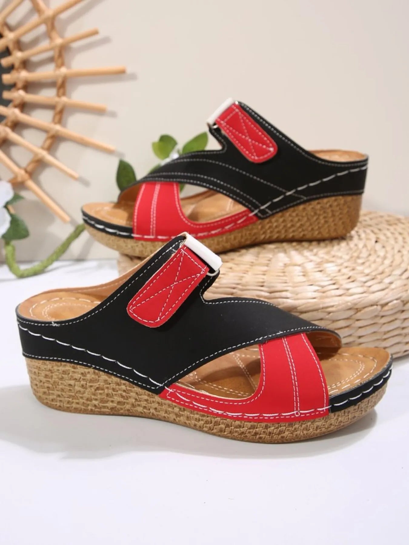 Comfortable cross-strap platform wedge sandals in PU leather.