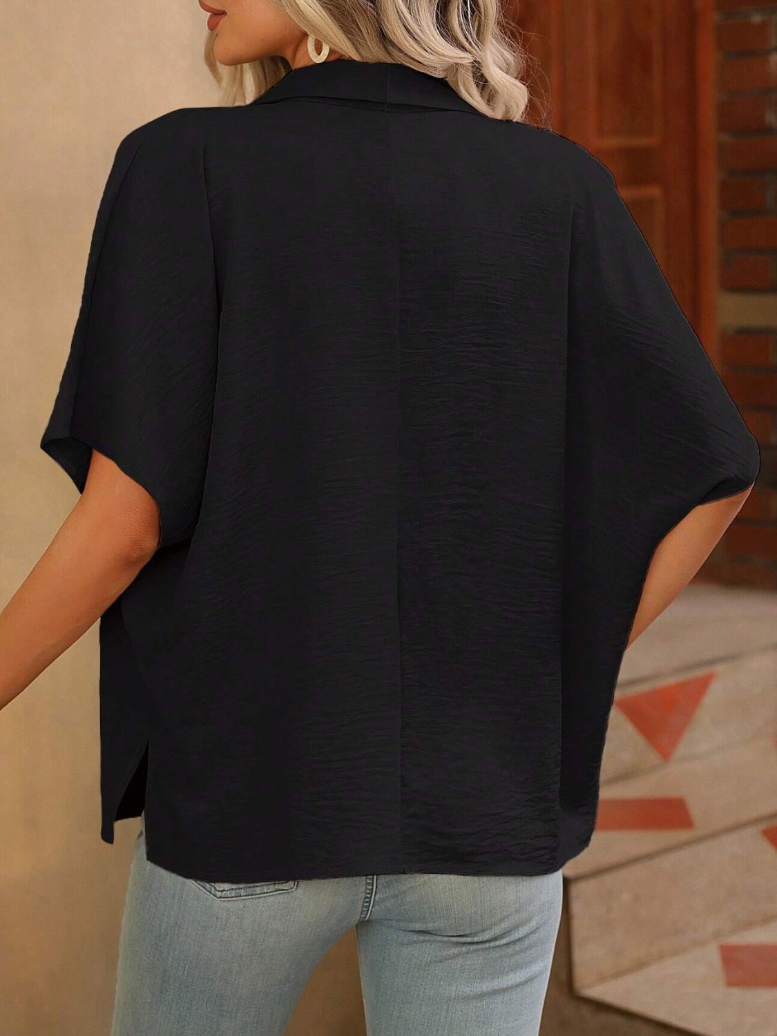 Contrast collared neck short sleeve shirt with buttons.