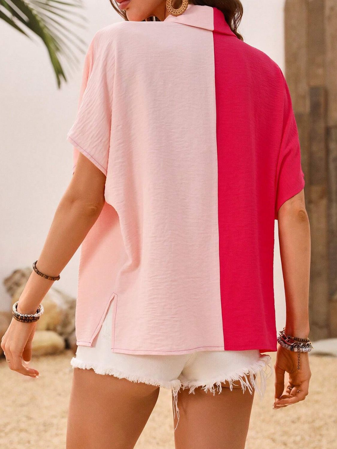Contrast collared neck short sleeve shirt with buttons.