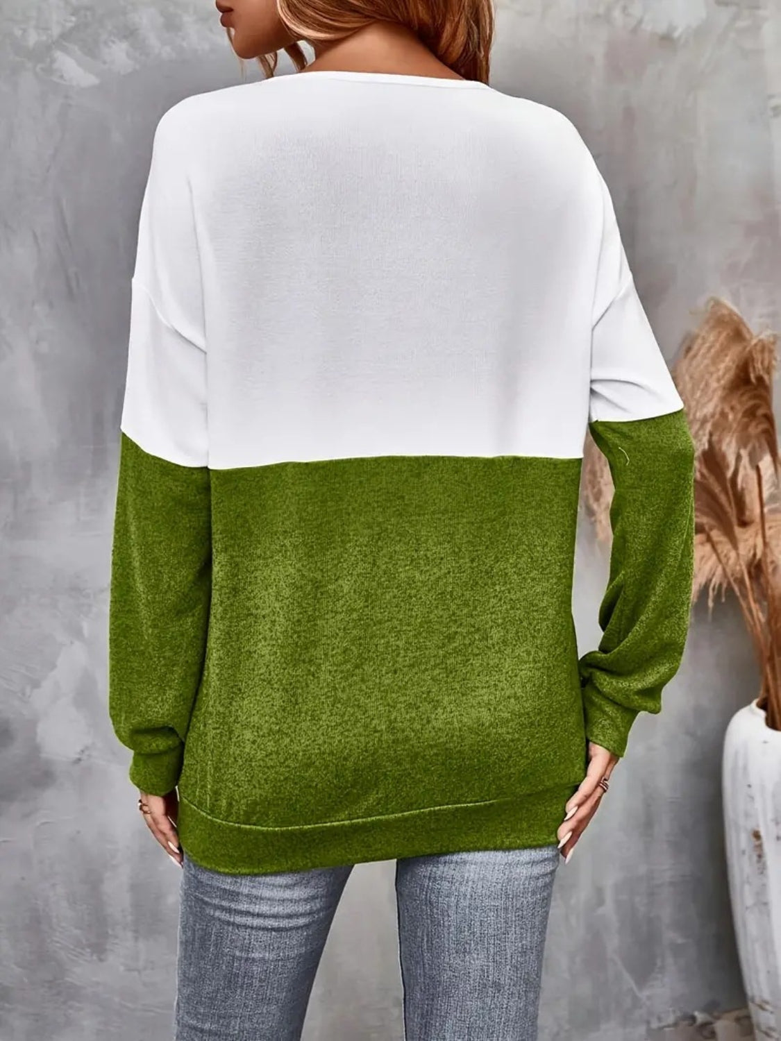 Contrast crisscross V-neck long sleeve top.