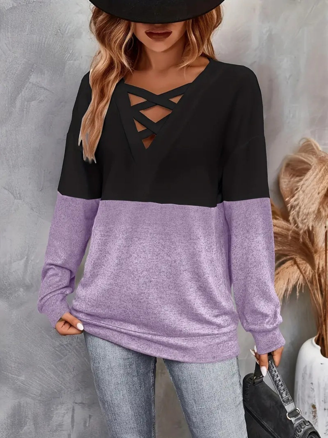 Contrast crisscross V-neck long sleeve top.
