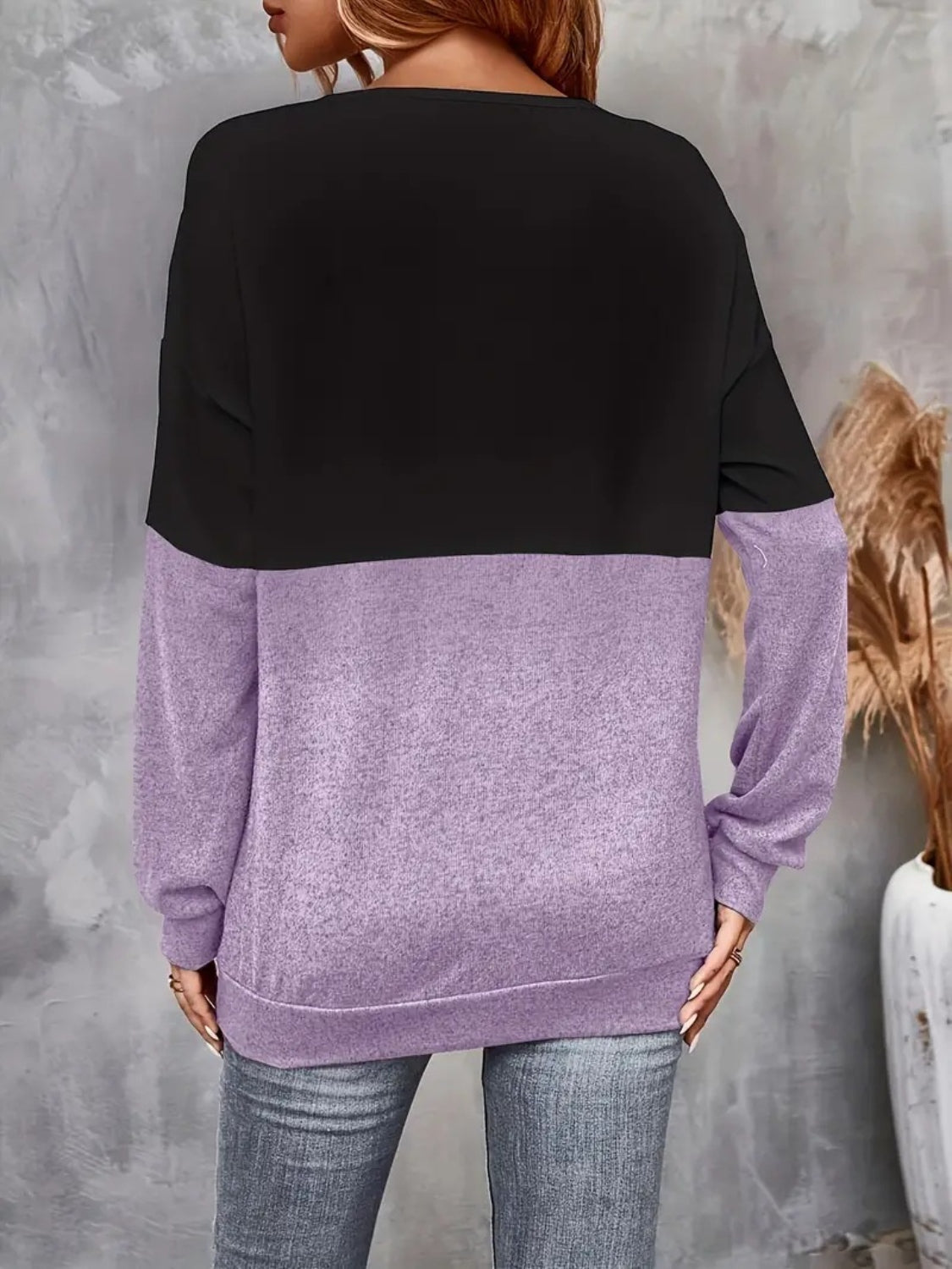 Contrast crisscross V-neck long sleeve top.