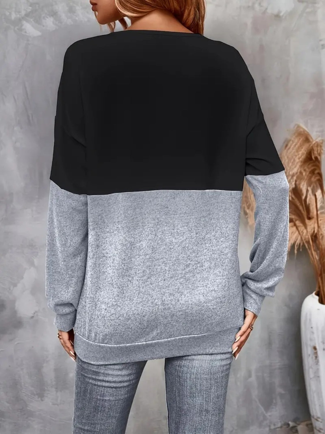 Contrast crisscross V-neck long sleeve top.