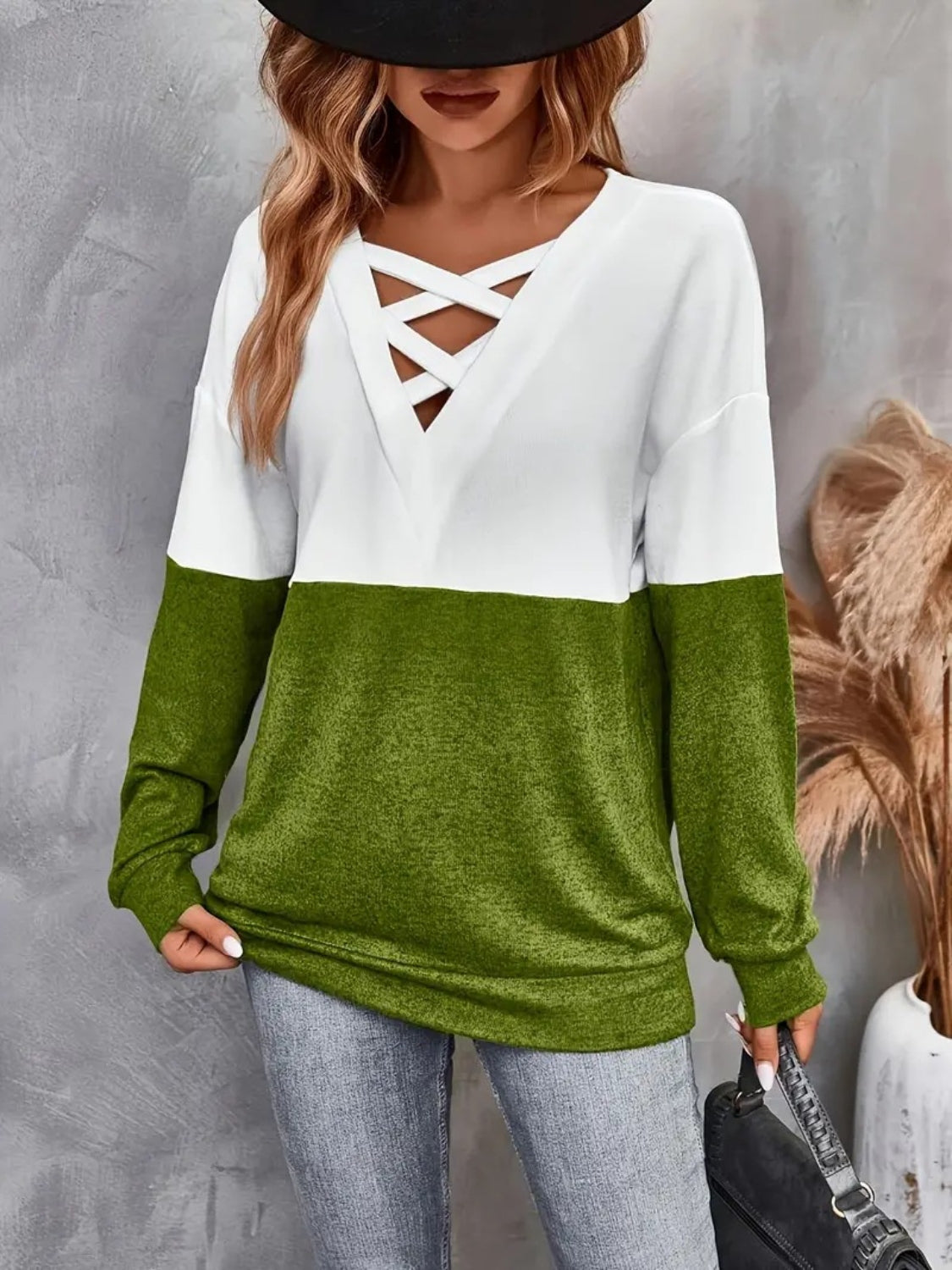 Contrast crisscross V-neck long sleeve top.