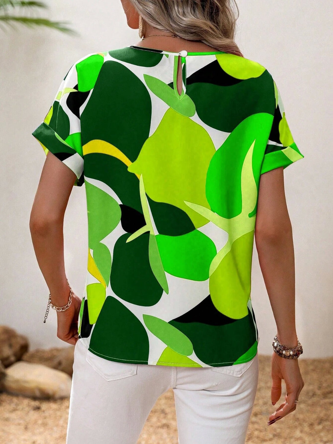Contrast round neck short sleeve blouse.