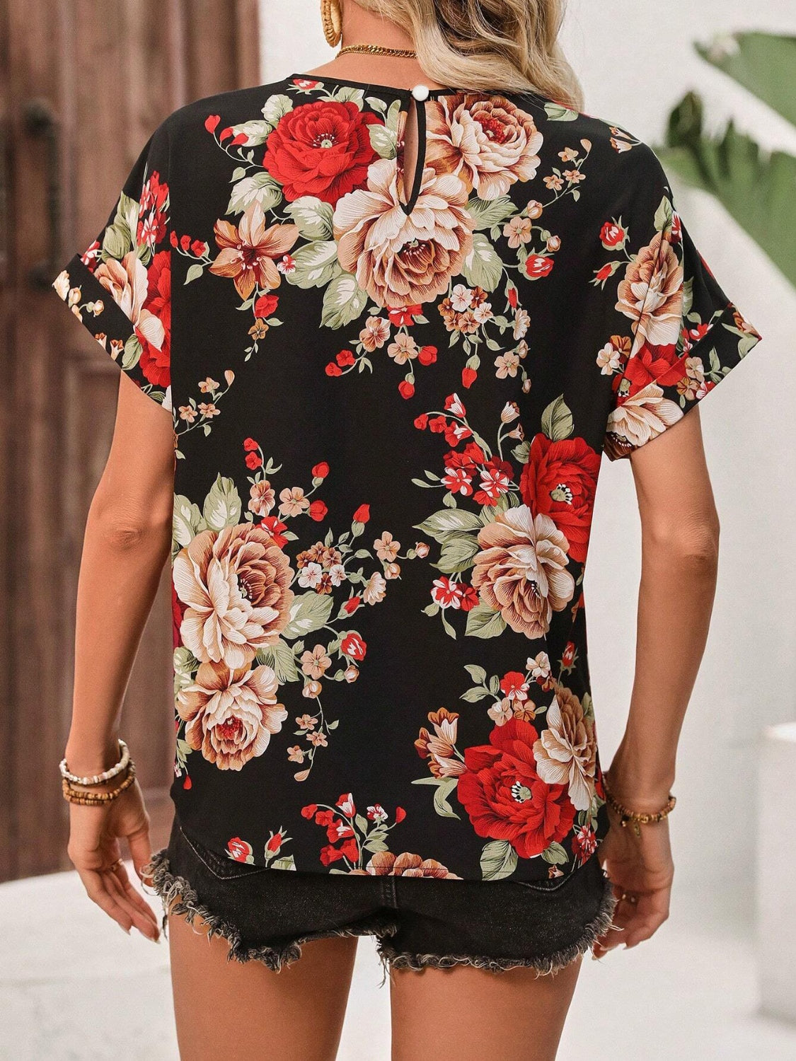 Contrast round neck short sleeve blouse.