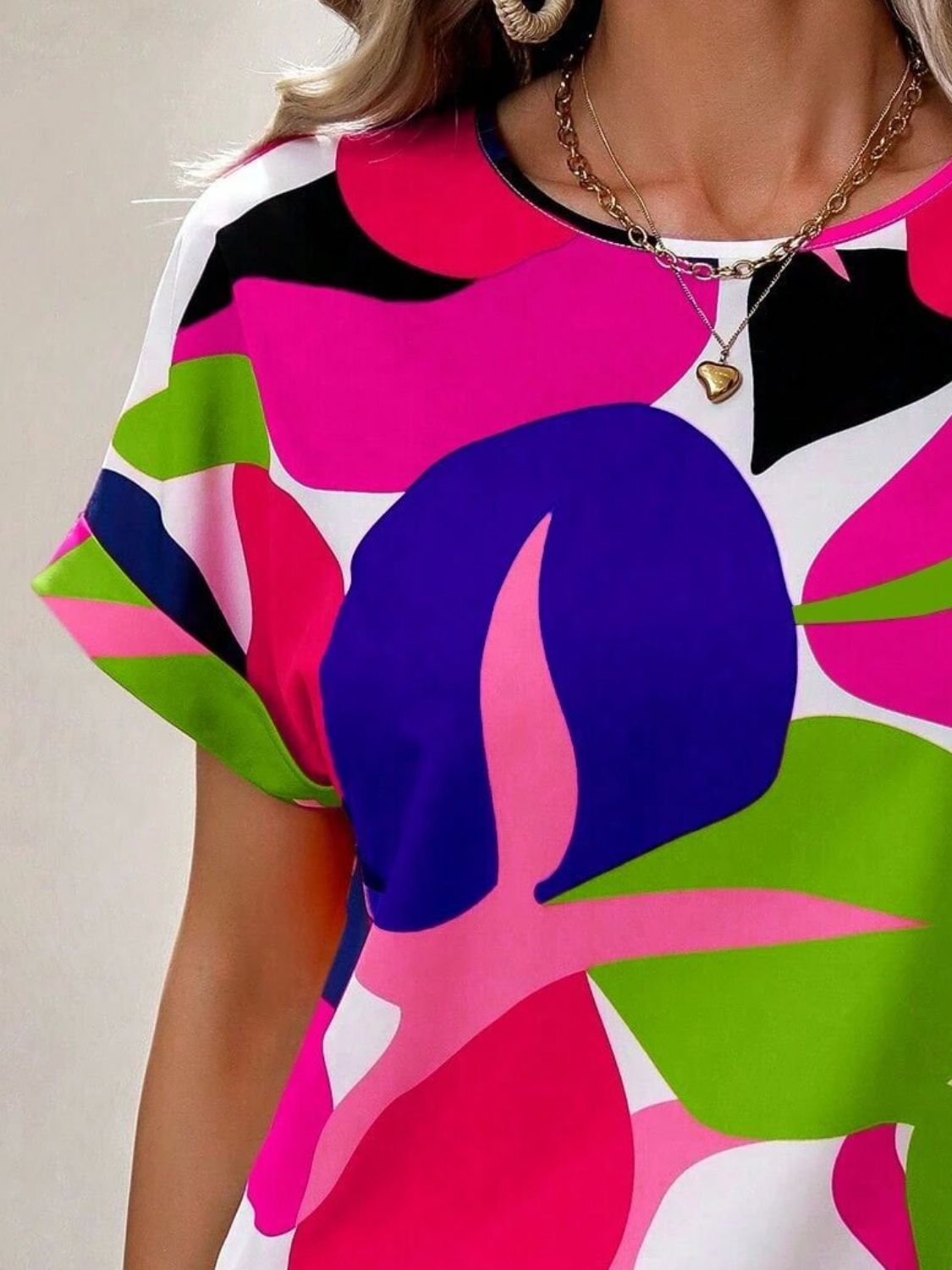 Contrast round neck short sleeve blouse.