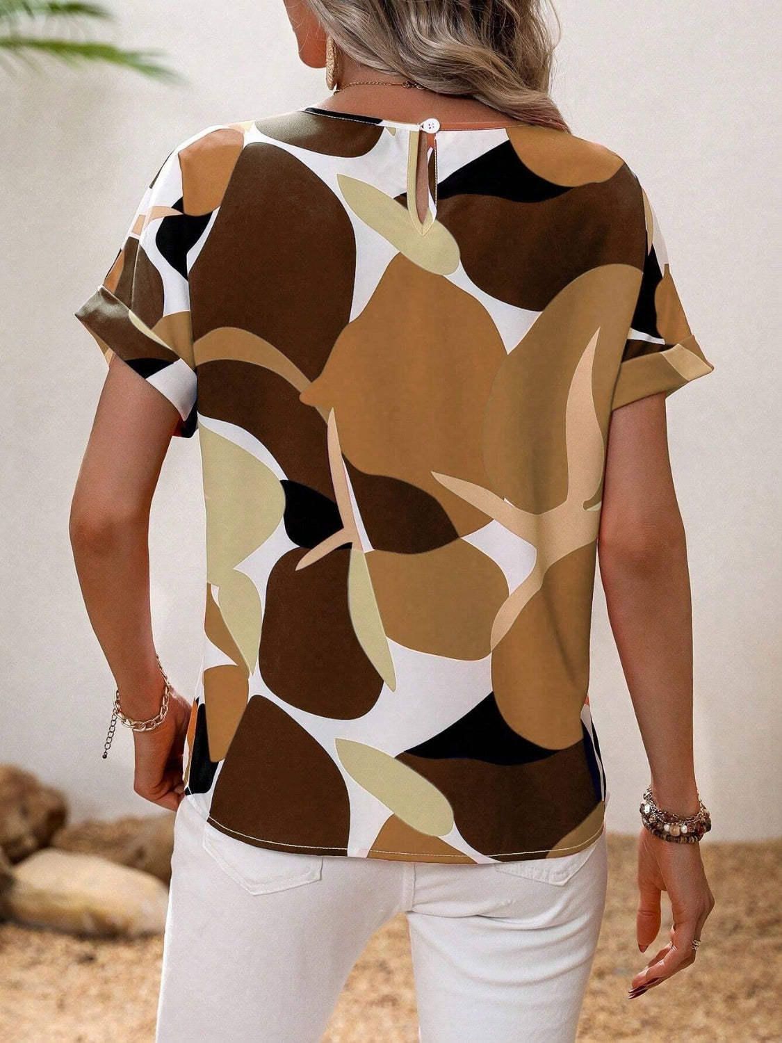 Contrast round neck short sleeve blouse.
