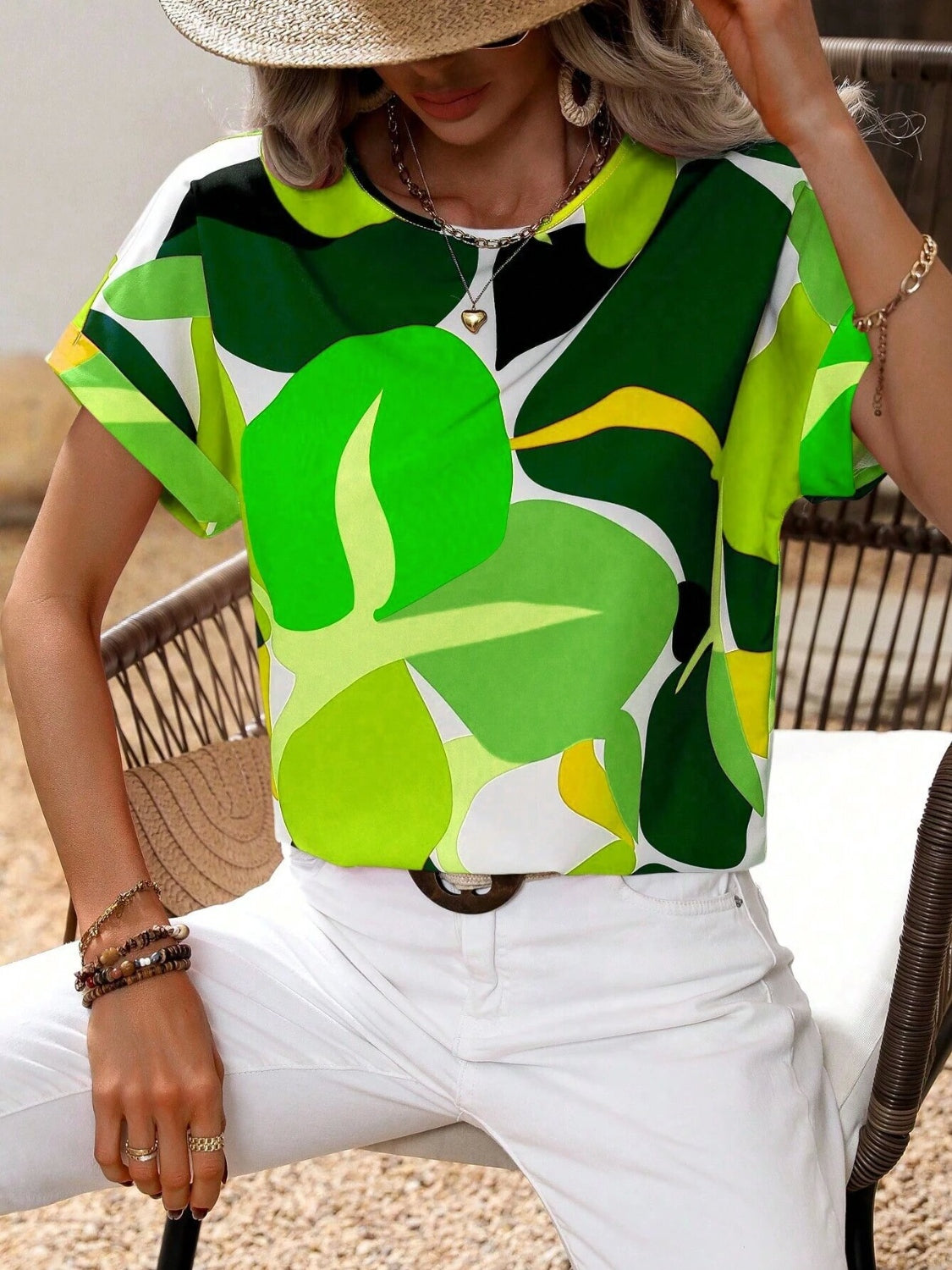 Contrast round neck short sleeve blouse.