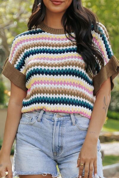 Contrast round neck short sleeve sweater.