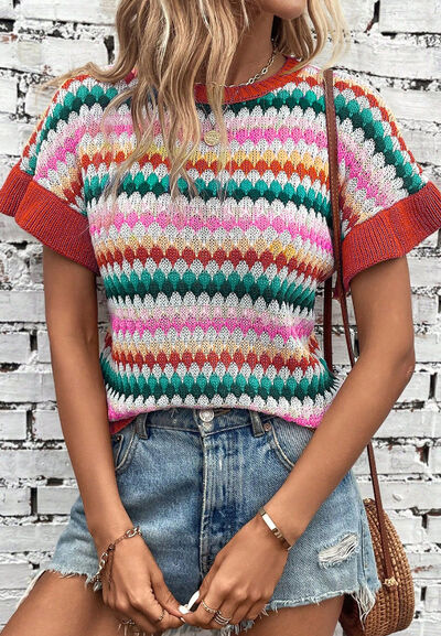 Contrast round neck short sleeve sweater.