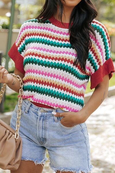 Contrast round neck short sleeve sweater.
