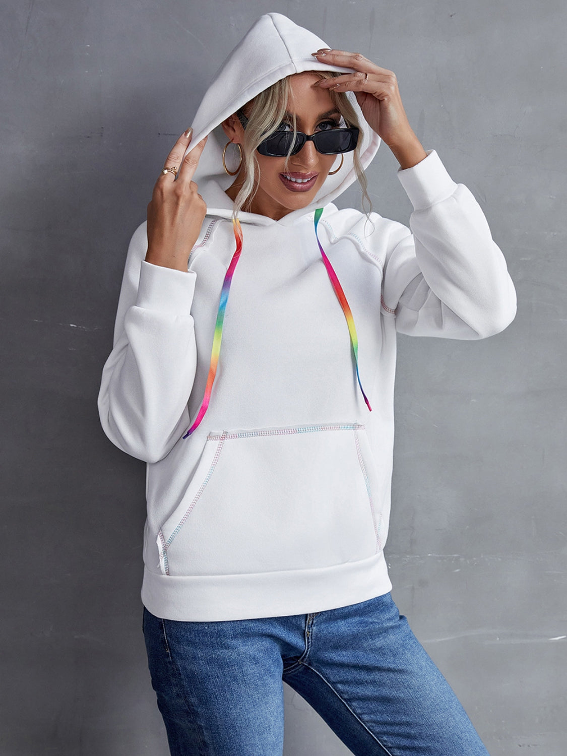 Contrast stitching drawstring raglan sleeve hoodie.