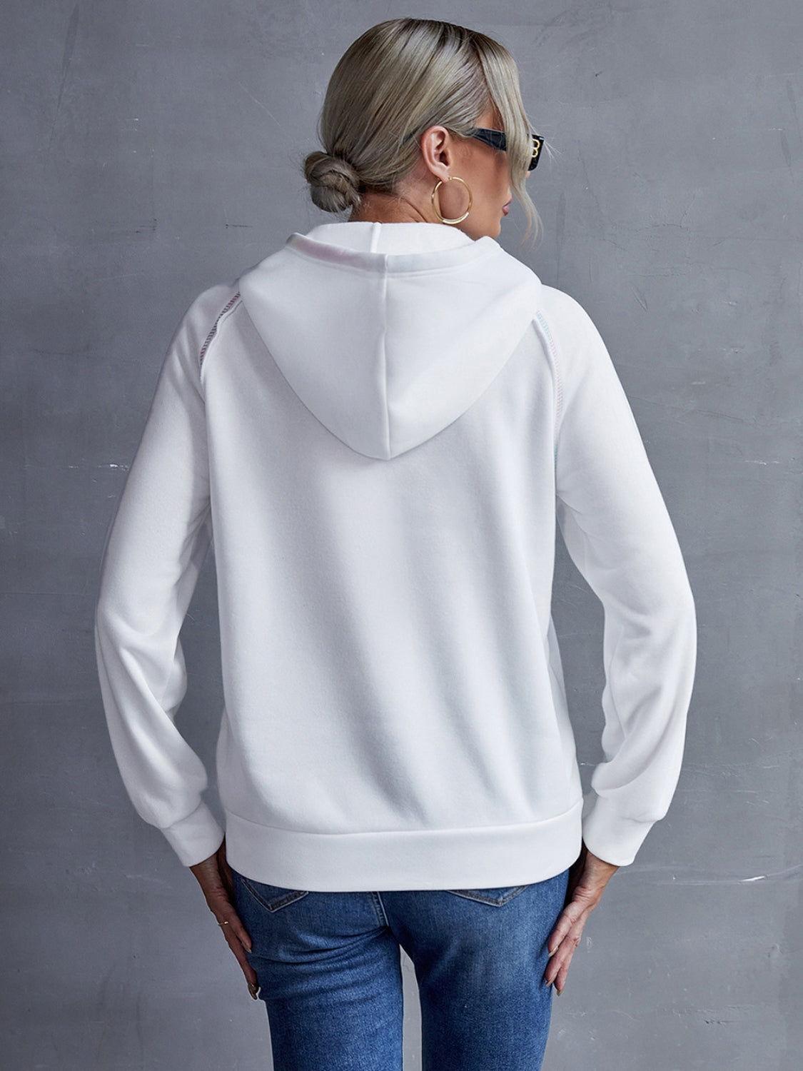 Contrast stitching drawstring raglan sleeve hoodie.