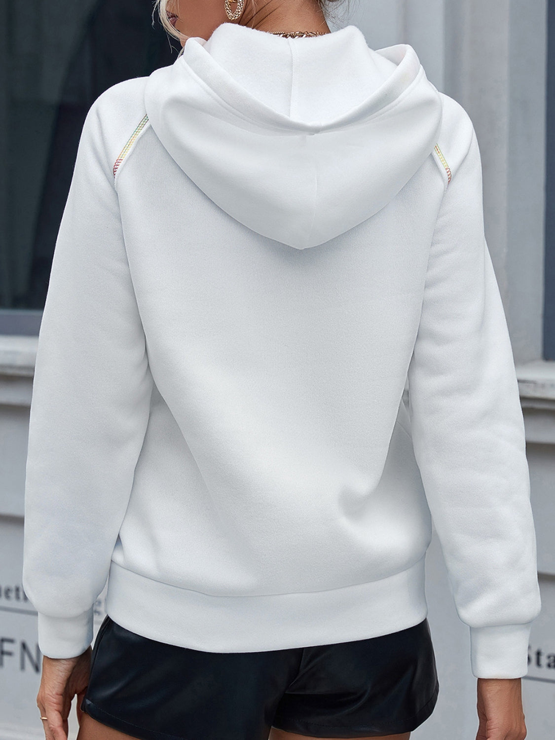 Contrast stitching drawstring raglan sleeve hoodie.