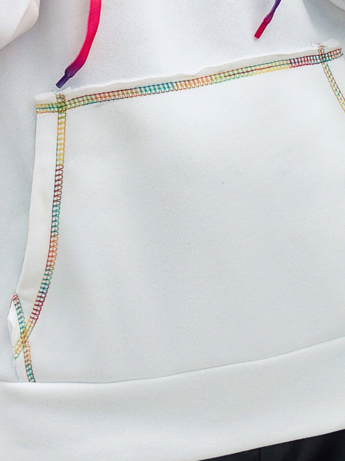 Contrast stitching drawstring raglan sleeve hoodie.