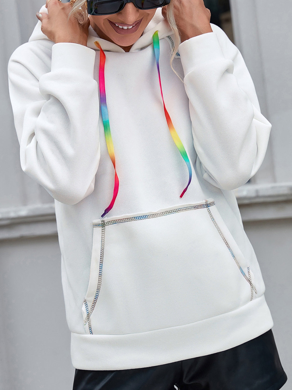 Contrast stitching drawstring raglan sleeve hoodie.
